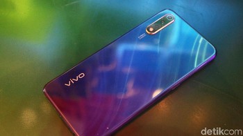 Guna mendukung mobilitas, smartphone ini memiliki baterai 4.500 mAh dengan pengisian cepat 18W. Vivo melengkapi fitur reverse charge charging untuk mengisi perangkat lain, seperti smart band, secara wireless. (Foto: Agung Pambudhy/detikINET)