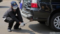 Suku Dinas Lingkungan Hidup Kota Administrasi Jakarta Pusat menggelar uji emisi gas buangan kendaraan bermotor roda empat gratis di Jalan Asia Afrika, Jakarta, Selasa (16/7/2019).