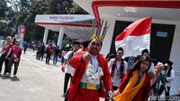 Ada juga penonton yang memakai baju pangsi.