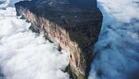Berada di Amerika Selatan, Gunung Roraima menjadi gunung pencakar langit dengan ketinggian 2.772 meter. Gunung tersebut menjadi perbatasan Brasil, Venezuela, dan Guyana. Martin Harvey/Corbis Documentary/Getty Images.