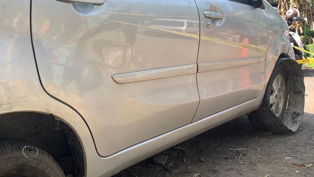 Polisi menembak ban mobil untuk menghentikan pelarian pelaku.