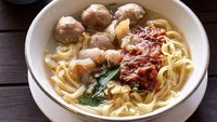 Mie koock Bandung dengan isian mie pipih, kuah bening dan kikil serta bakso ini racikan Mang Dadeng yang legendaris. Sluuurp! Foto: instagram @globalfoodid