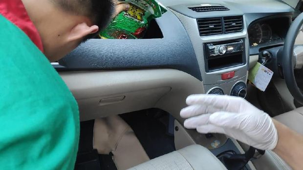 Dashboard mobil dimodifikasi untuk sembunyikan sabu.