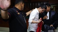Tak ada kata-kata dari Steve usai vonis tersebut. Pool/Palevi S/detikFoto.