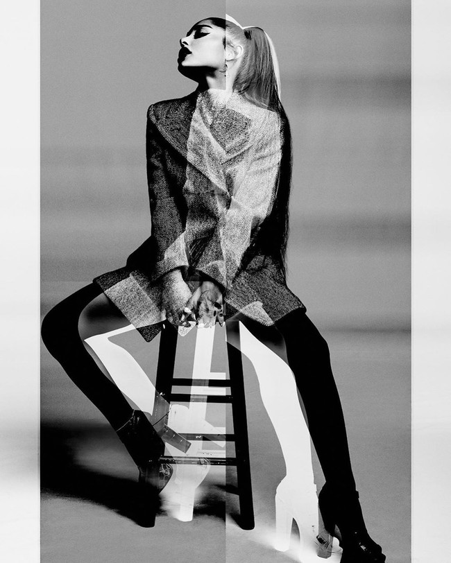 Foto lainnya memperlihatkan Ariana dalam balutan dress bergaya oversized blazer. Kakinya yang hanya dibungkus legging hitam dibiarkan terkespos sehingga terkesan jenjang. (Foto: Instagram/@givenchyofficial)