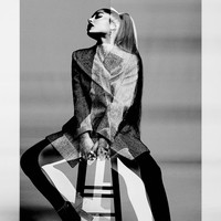 Foto lainnya memperlihatkan Ariana dalam balutan dress bergaya oversized blazer. Kakinya yang hanya dibungkus legging hitam dibiarkan terkespos sehingga terkesan jenjang. (Foto: Instagram/@givenchyofficial)