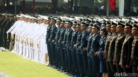 Sebelum dilantik, Jokowi mengambil sumpah para calon perwira TNI dan Polri tersebut.