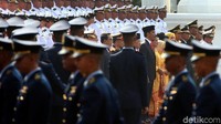 Untuk diketahui, yang dilantik dari Akmil sebanyak 259 terdiri dari putra 244 orang dan putri 15 orang. Mereka berasal dari Akademi Angkatan Laut (AAL) dengan rincian putra 103 orang dan putri 14 orang dengan jumlah seluruhnya 117.