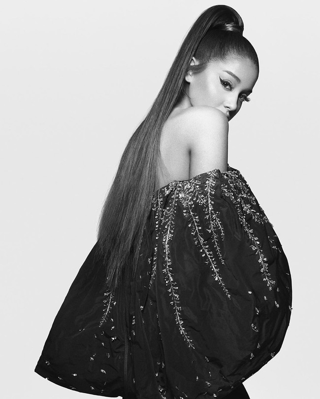 Ariana menebar aura seksinya dengan gaun off-shoulder yang dihiasi bordiran yang romantis. Untuk merayakan kehadiran kampanye tersebut, Givenchy juga menyertai tagar #Arivenchy dari gabungan Ariana dan rumah mode legendaris dari Prancis itu. (Foto: Instagram/@givenchyofficial)