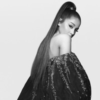 Ariana menebar aura seksinya dengan gaun off-shoulder yang dihiasi bordiran yang romantis. Untuk merayakan kehadiran kampanye tersebut, Givenchy juga menyertai tagar #Arivenchy dari gabungan Ariana dan rumah mode legendaris dari Prancis itu. (Foto: Instagram/@givenchyofficial)