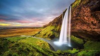 Kalau ini ada di Islandia. Iir terjun memukau ini adalah air terjun Seljalandsfoss, keajaiban alam paling populer di negara tersebut. Air terjun ini berketinggian mencapai 60 meter. Miroslav/ iStock/ Getty Images.