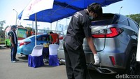 Ada beragam manfaat dari dilakukannya uji emisi secara rutin. Selain dapat mengoptimalkan tenaga mesin mobil, uji emisi yang dilakukan secara rutin dapat membantu mengendalikan pencemaran lingkungan yang berasal dari asap kendaraan roda empat.
