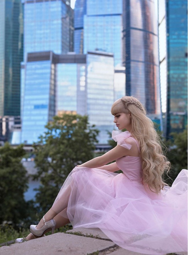 Dilaporkan jika kini Angelica sudah mulai boleh berkencan namun dengan seizin sang ibu. Karena itu, Angelica tak punya banyak harapan untuk kehidupan cintanya. Ibuku menuntut agar dia menemaniku kencan. Aku harus pesan tiga meja sehingga dia bisa duduk di meja yang sama ketika makan malam. Jadi aku tidak pernah punya pacar yang benar, tambahnya. Foto: Instagram @russian_barbie