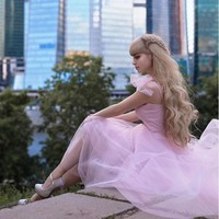 Dilaporkan jika kini Angelica sudah mulai boleh berkencan namun dengan seizin sang ibu. Karena itu, Angelica tak punya banyak harapan untuk kehidupan cintanya. Ibuku menuntut agar dia menemaniku kencan. Aku harus pesan tiga meja sehingga dia bisa duduk di meja yang sama ketika makan malam. Jadi aku tidak pernah punya pacar yang benar, tambahnya. Foto: Instagram @russian_barbie