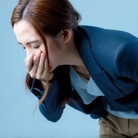 Suara orang muntah bisa memicu orang lain yang mendengarnya jadi mual, bahkan ikut muntah juga. Hal itu karena suara muntah mendorong gerakan refleks dari tenggorokan dan mulut. Foto: iStock