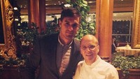 Usai menyantap hidangan buatan Chef Heinz Beck, Ramsey memilih untuk berswafoto dengan sang juru masak. Incredible food, worth visiting him if youre ever in Rome, tulis Ramsey. Foto: Instagram aaronramsey
