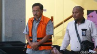 Kedua tangannya tampak diborgol.