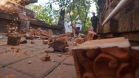 Pemuka agama Hindu memantau kerusakan pada bagian candi yang runtuh akibat gempa di Pura Lokanatha, Denpasar, Bali, Selasa (16/7/2019). Antara Foto/Nyoman Budhiana.