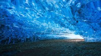 Gletser Vatnajokull adalah taman nasional yang berada di dalam gua es. Lokasi ini bisa ditemukan di negara Islandia dan disarankan untuk mengunjungi tempat ini pada musim dingin. Luis Henrique Boucault/Getty Images.