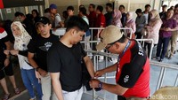 Begini suasana terkini antrean penonton Indonesia Open 2019 di ticket box di Istora Senayan, Jakarta.
