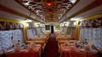 Kereta Palace On Wheels milik India ini mengantarkan penumpang kembali ke masa kejayaan Maharaja. Kabin didekor tekstil berwarna-warni dan bagian interior kereta dihias sedemikian rupa sehingga pengunjung serasa dibawa kembali ke masa silam. Perjalanan dengan kereta ini menghabiskan waktu hingga delapan hari yang meliputi Jaipur, safari unta, dan tur Taj Mahal yang agung. Istimewa/Amal KS/Hindustan Times/Getty Images.