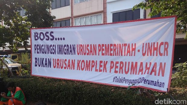 Spanduk Warga Tolak Pencari Suaka: Pak Gubernur Ini Perumahan