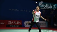 Diawal laga, Jonatan kerap ditekan lawan dan tertinggal angka.