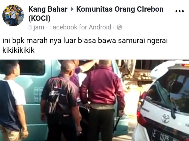 Heboh Pria Bersamurai Cekcok dengan Sopir Elf di Cirebon Heboh Pria Bersamurai Cekcok dengan Sopir Elf di Cirebon