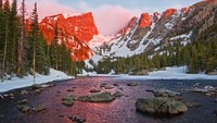 Danau Dream Lake adalah Taman Nasional Pegunungan Rocky di Amerika Serikat berwarna merah yang dihasilkan dari pancaran sinar matahari ini menjadi pemandangan tebing curam yang spektakuler. (Shutterstock).