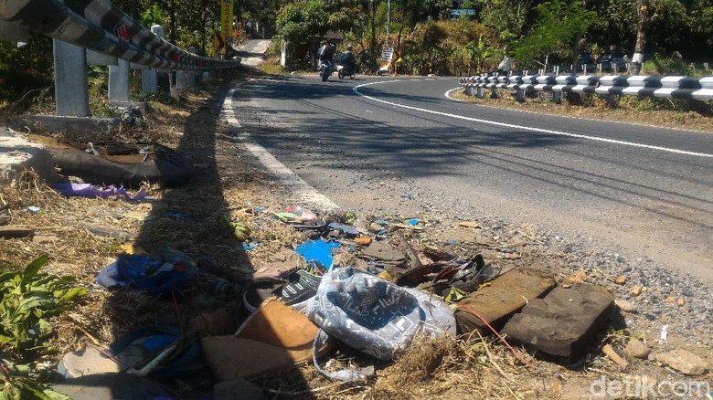 Mobil Elf Celaka di Pemalang Berisi Keluarga Besar Usai Plesiran Mobil Elf Celaka di Pemalang Berisi Keluarga Besar Usai Plesiran
