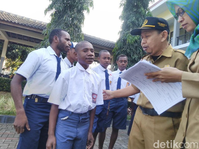 Inspiratif, 6 Anak Papua Sekolah di Ciamis Demi Kejar Cita-cita Inspiratif, 6 Anak Papua Sekolah di Ciamis Demi Kejar Cita-cita