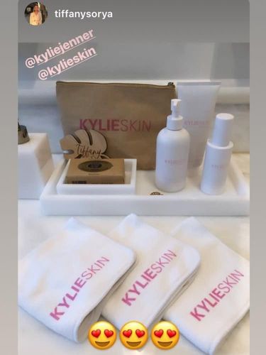 Foto-foto Kylie Jenner Ajak Teman-temannya Liburan Mewah Gratis, Jangan Iri