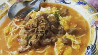 Mie kocok Aceh kuahnya juga sedikit kental. Hanya saja dibumbui kari dengan topping daging rendang. Harum gurih! Foto: instagram @aryyuniasih
