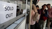 Dari ketiga kategori tersebut Blue yang menjadi yang paling diburu. Terlihat ticket box di kategori ini dan penukaran tiket online yang paling ramai. Sementara loket untuk kategori Red dan Black terlihat tak terlalu ramai peminat.