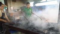 Jika kamu nggak menginap di MesaStila juga dapat ikut ke tur ini dengan membayar Rp 200 ribu sudah termasuk bingkisan kopi dan mencicip biji kopi (Ahmad Masaul Khoiri/detikcom)