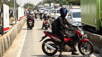 Para pemotor yang menerobos jalur transjakarta putar balik karena ada polisi yang berjaga di ujung jalan.