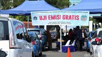 Sejumlah kendaraan roda empat mengantre untuk melakukan uji emisi gratis di kawasan Senayan tersebut.