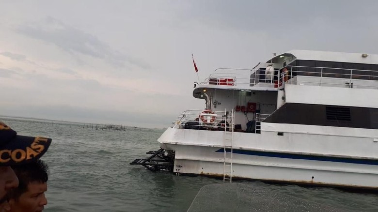40 Penumpang Kapal Singapura yang Kandas di Bintan Dievakuasi 40 Penumpang Kapal Singapura yang Kandas di Bintan Dievakuasi