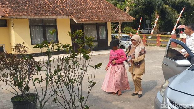 Aminah membacok suaminya gegara marah diajak berhubungan badan usai melahirkan.