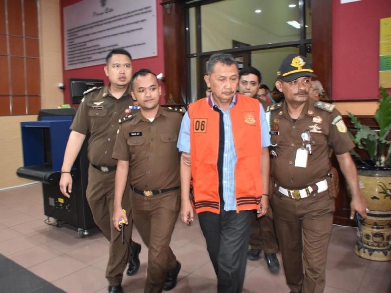 Kejati Jabar Tahan 5 Tersangka Korupsi Jembatan Cisinga Tasikmalaya Kejati Jabar Tahan 5 Tersangka Korupsi Jembatan Cisinga Tasikmalaya