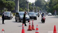 Petugas kepolisian dan Dishub DKI Jakarta mengarahkan sejumlah mobil yang melintas di kawasan tersebut untuk dilakukan uji emisi.
