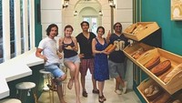 Kegemaran Kimbelry dan sang suami makan bersama juga dilakukan hingga mengunjungi toko roti. Kimberly nampak tak bisa berpisah dari Edward. Foto: Instagram @kimbrlyryder