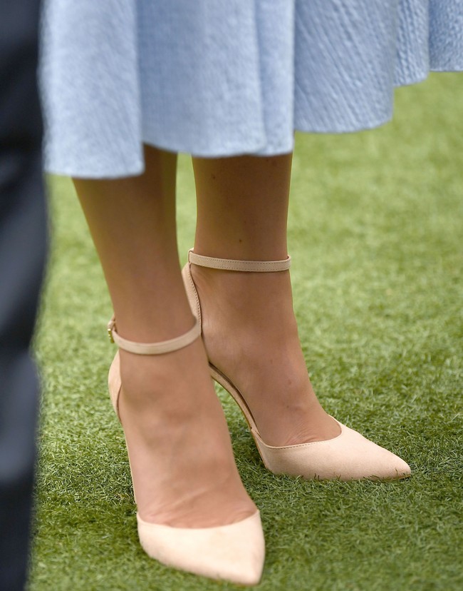 Turut menyempurnakan gaya Kate, sepasang heels bergaya klasik dalam warna nude dari Aldo. Harganya US$ 56 atau sekitar Rp 780 ribu. (Foto: Getty Images)