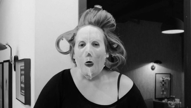 Bisa tebak siapa wanita ini? Dia adalah penyanyi Adele. Jika biasanya selebriti yang memakai sheet mask selfie sambil berpose cantik ke kamera, Adele justru tak ragu bergaya konyol. Foto: Instagram
