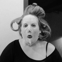 Bisa tebak siapa wanita ini? Dia adalah penyanyi Adele. Jika biasanya selebriti yang memakai sheet mask selfie sambil berpose cantik ke kamera, Adele justru tak ragu bergaya konyol. Foto: Instagram