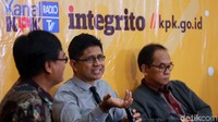 Para pembicara memberikan pendapatnya dalam Dialog Kanal Quo Vadis Korupsi Sumber Daya Alam Indonesia di gedung KPK, Jakarta, Selasa (16/7/2019).