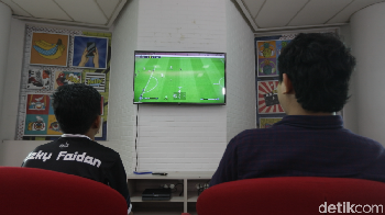 Lo bertahan dua menit lawan Rizky tanpa kebobolan aja udah hebat! kata salah satu penonton yang disambut tawa gelak. Foto: 20detik