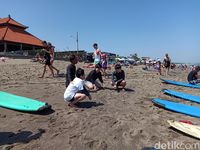 Turis-turis Asia yang siap-siap bermain surfing di Pantai Canggu (Aditya Mardiastuti /detikcom)