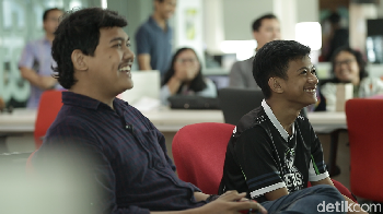 Waduh ternyata 4-1 buat keunggulan Rizky! Seisi ruangan yang menyaksikan pertandingan pun tertawa senang. Foto: 20detik