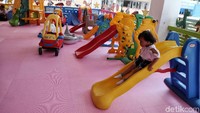 Bagi yang membawa anak tak usah kuwatir. Di kawasan tersebut disedikan arena untuk bermain anak.